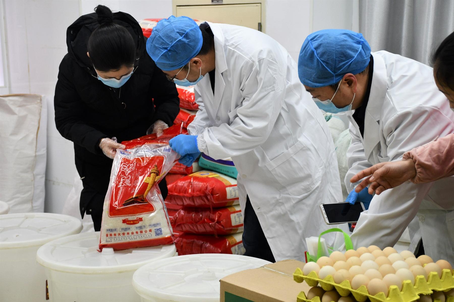 在食堂打工是什么职业在食堂打工通常可以被称为餐饮业中的助理或服务员，具体职位可能因工作内容而有所不同。例如，如果在食堂中负责烹饪和准备食物，那么就是厨师或厨师助理。如果是负责服务顾客，如点菜、上菜、清洁等，那么就是服务员。此外，还有食堂管理员、物资管理员等职位。因此，在食堂打工的具体职业取决于个人的工作职责和角色。