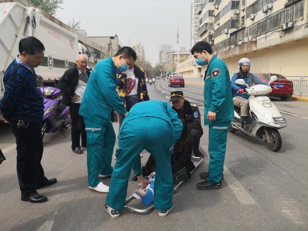 女子骑车摔伤视频女子骑车摔伤视频背后的故事，安全意识的警钟与社会的关怀