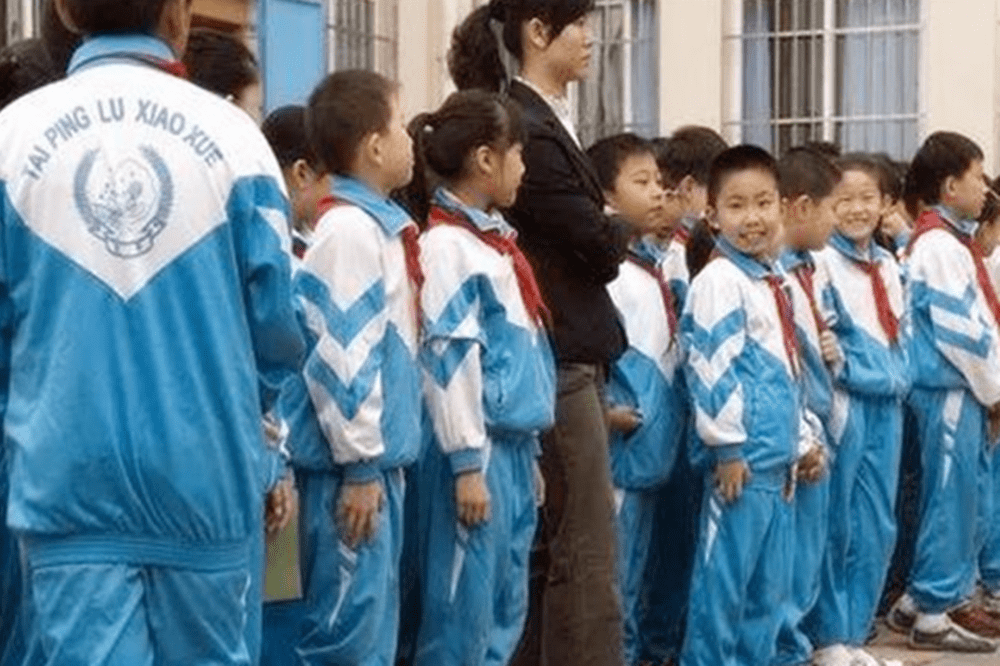 家长反映校服质量不好,班主任怎么回复关于家长反映校服质量不好，班主任如何回应的探讨